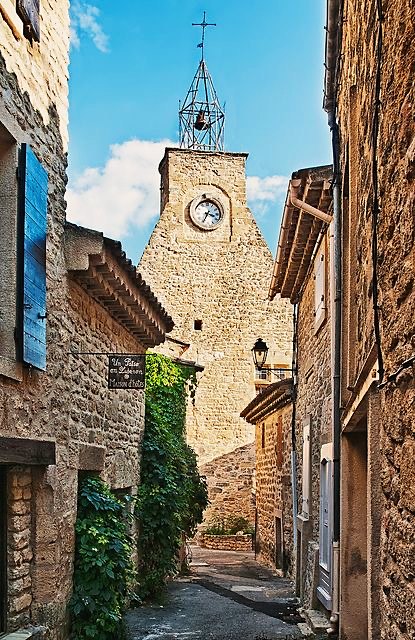 Tour de l’horloge au bout d’une ruelle d’Ansouis