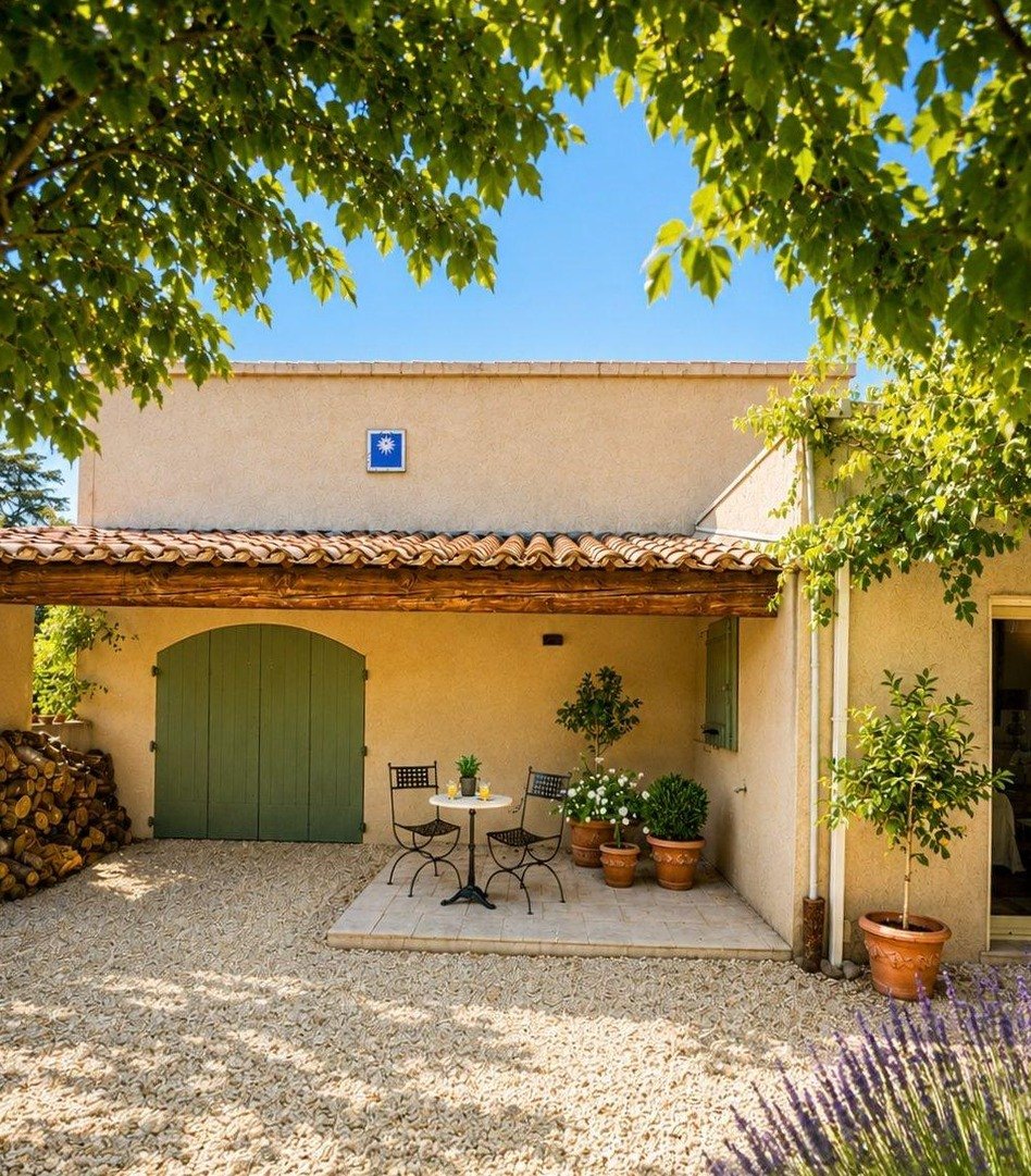Cour ombragée et table de bistrot, Villa Bonnieux, Provence
