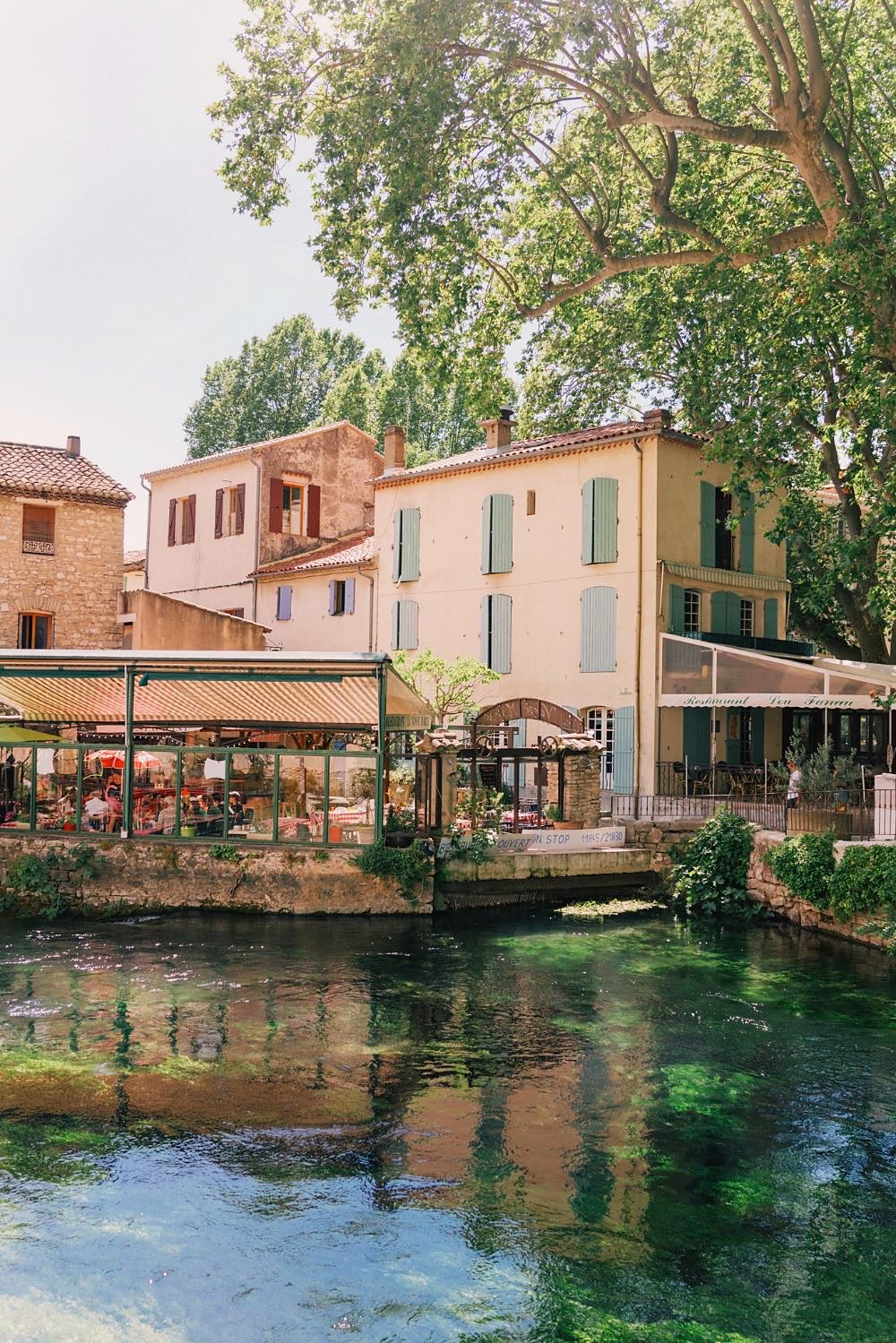 Restaurants au bord de la Sorgue émeraude à Fontaine-de-Vaucluse