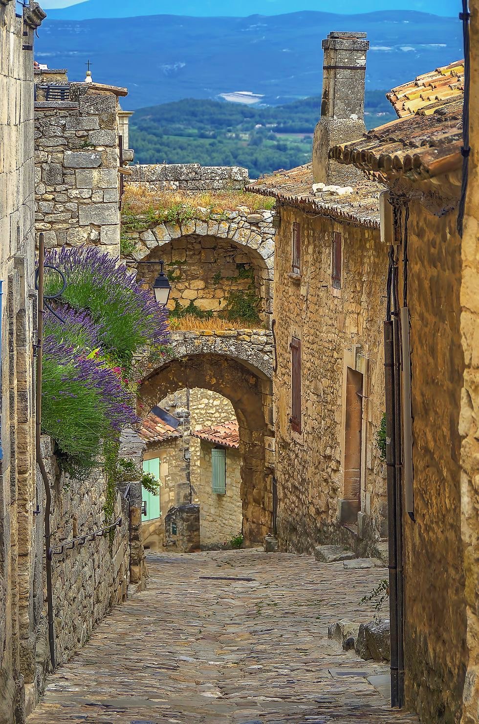 Ruelle pavée et porche de pierre à Lacoste, Luberon