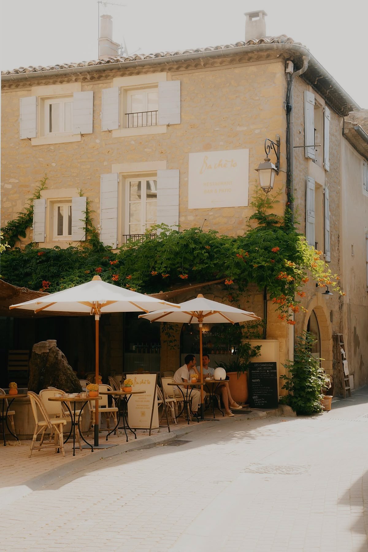 Terrasse de café sous les parasols à Lourmarin