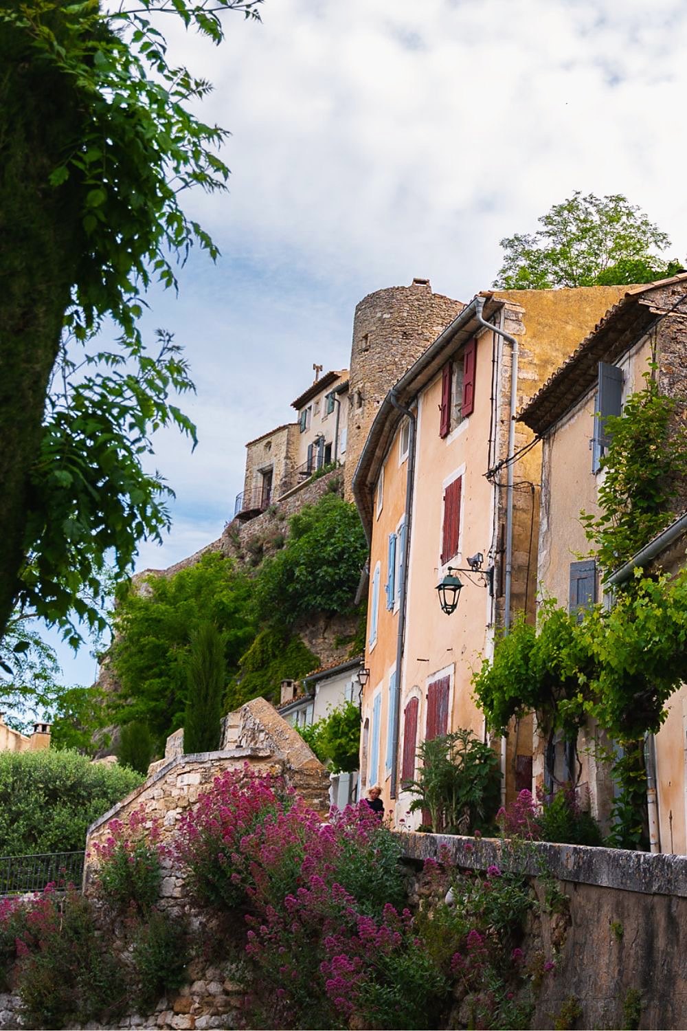 Maisons pastel sous les vieilles tours de Ménerbes