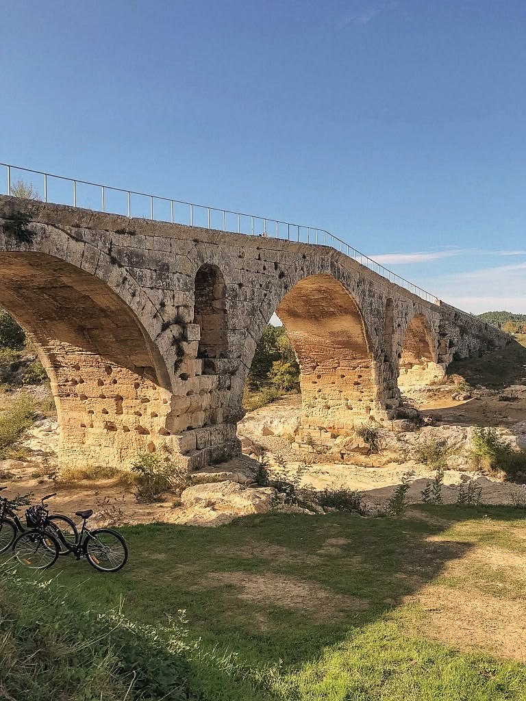 Le pont Julien, pont romain près de Bonnieux, et des vélos