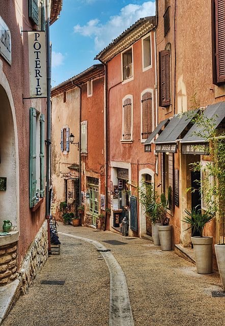 Rue aux façades ocre à Roussillon